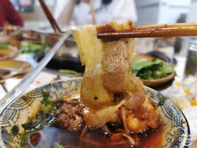 但五花肉涮火锅,真的有点不易接受,厚厚的肉身,咀嚼时能感受到明显的