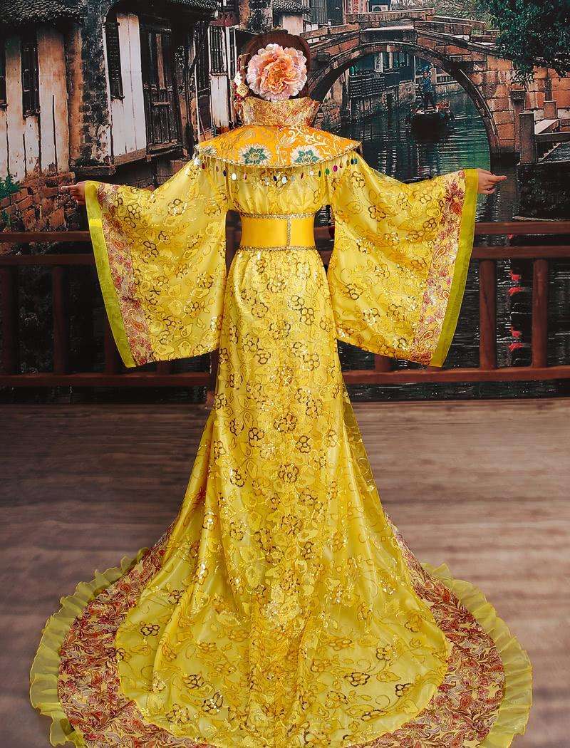 首先在古代,人们确实非常喜欢这种长袍的衣服,这样的服饰搭配在汉唐