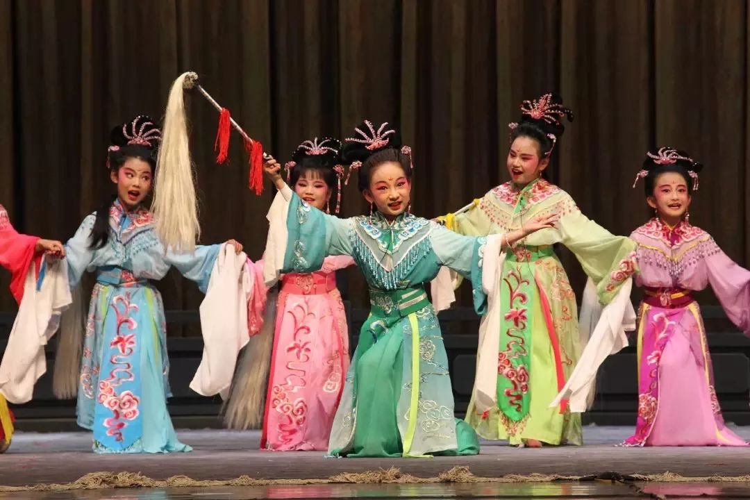 2019年5月,青村小学黄梅戏社团有幸被推荐参加2019上海少儿戏曲"小