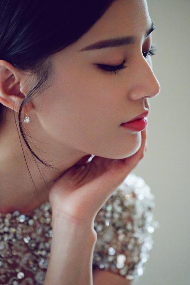 黄圣依可谓360度无死角的大美女,不仅正脸让人惊艳,侧脸更是精致唯美