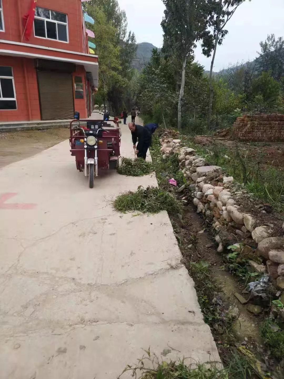 朱阳镇干群假期不停歇 工作不停步