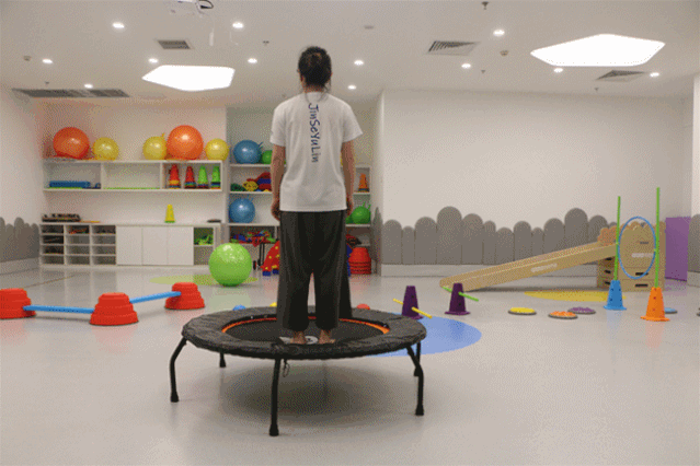 蹦床看起来没什么了不起,但是其实胆小的孩子并不敢蹦得太厉害,肌力不