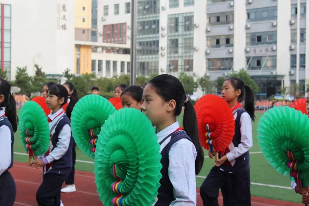 浮来春小学活力田径相拥金秋日照市浮来春小学田径运动会