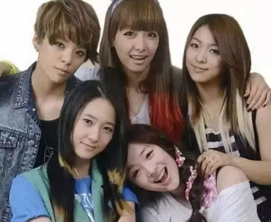 公司十周年庆,雪莉作为优秀练习生代表站在c位,旁边分别是李秀满和火