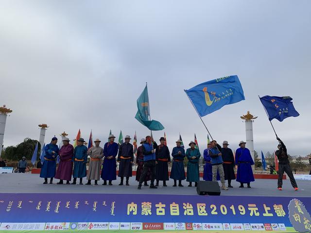 正蓝旗旗委书记孙振江,正蓝旗旗长宝音图等领导参加开幕式