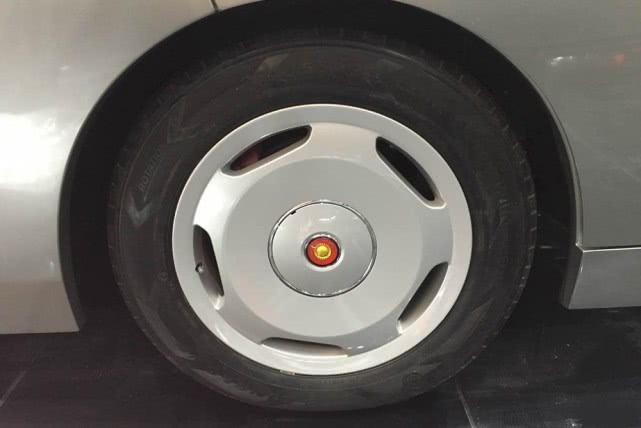 轮毂葵花车标红旗l6诞生的目的就是为了和丰田柯斯达竞争国内高端中巴