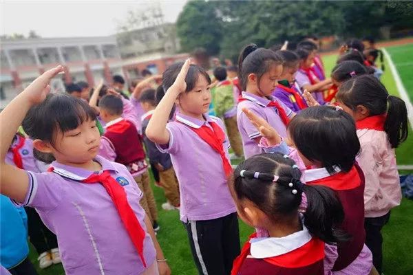 学校新闻成都市温江区迪恩捷美语学校举行庆祝中国少年先锋队建队70