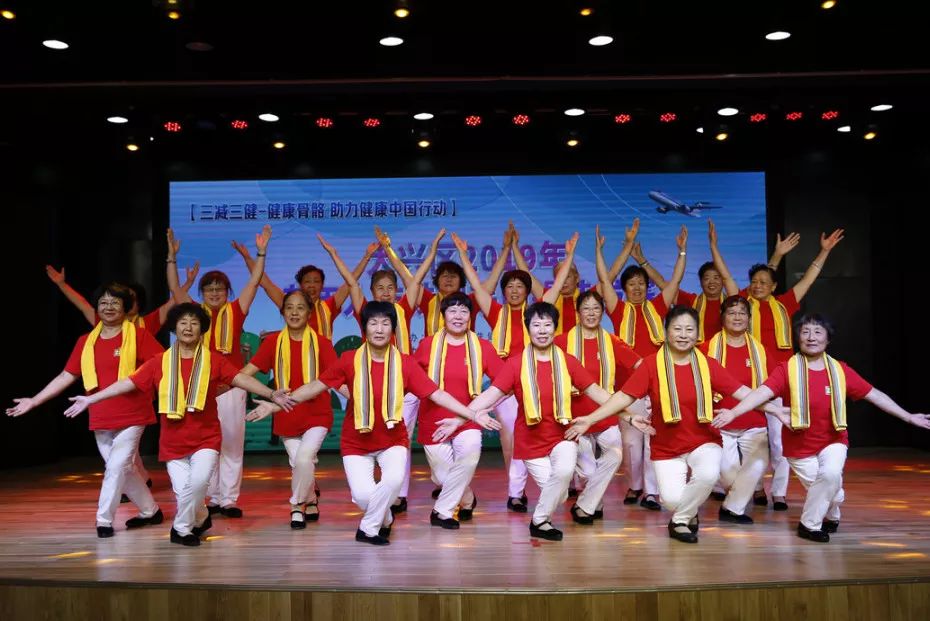 60岁以上的老年人代表队通过新颖活泼的表演形式,变换多样的编排队形