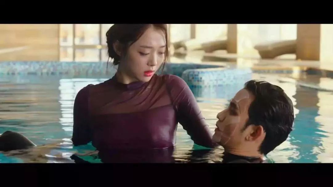 退团之后的事业相当停滞不前,与金秀贤的这部合作电影票房惨败,口碑也