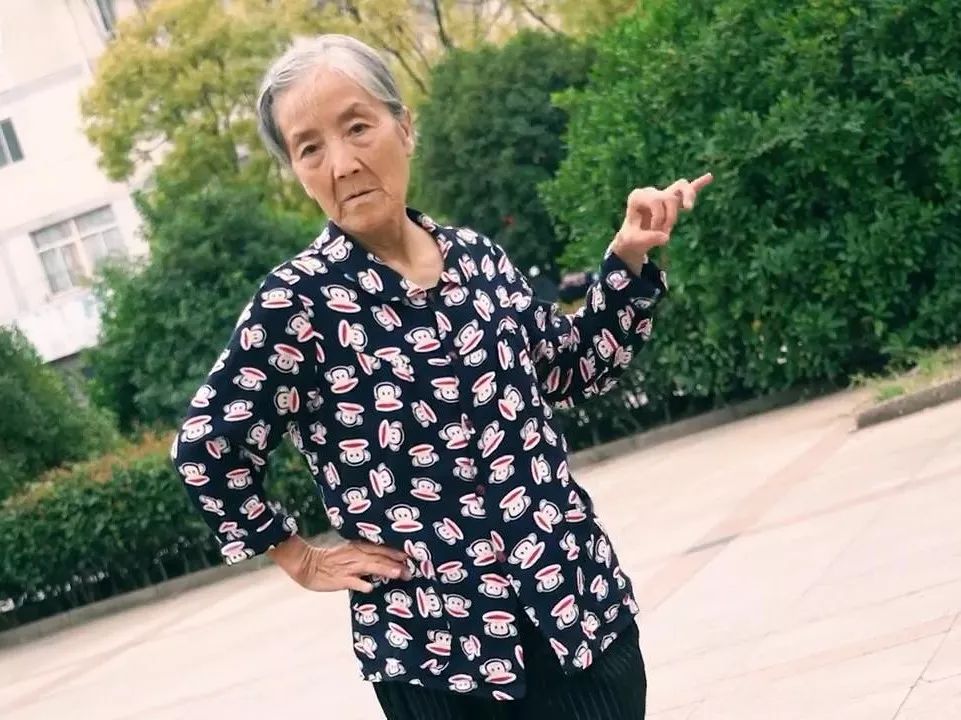 太迷人苏州73岁跳舞奶奶火了网友高呼原地出道