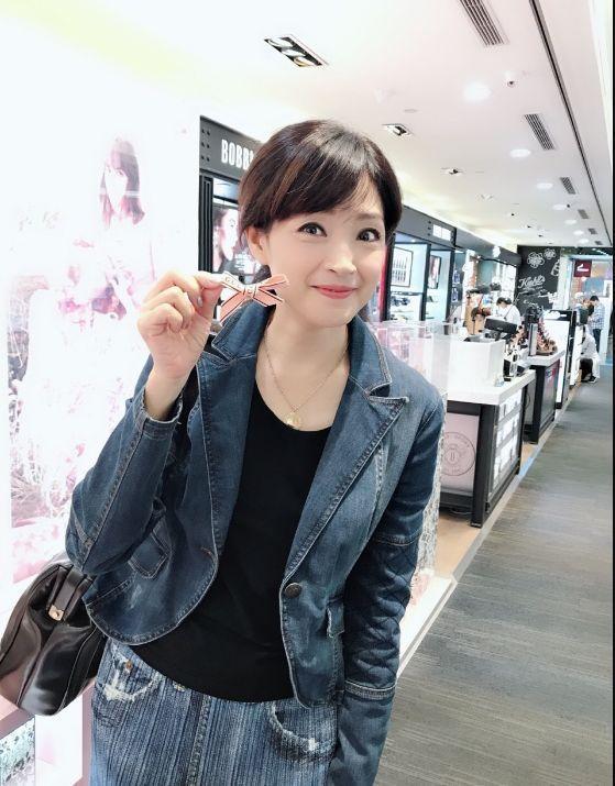 51岁港台女星方季惟,一身牛仔套装现身机场,状态堪比20多岁少女