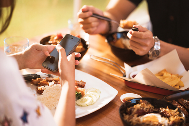晚上玩手机更爱吃甜食