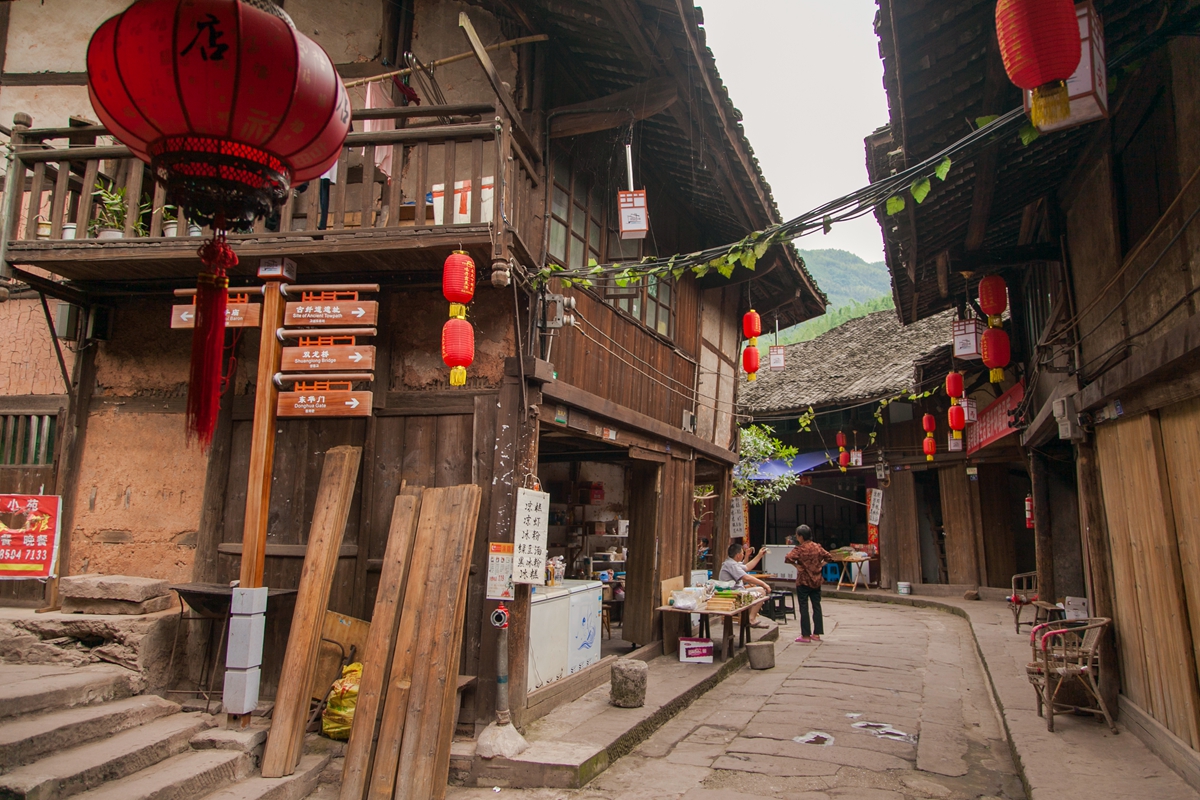 神秘的丙安古镇,吊脚楼建在悬空峭壁之上,明清建筑的活化石
