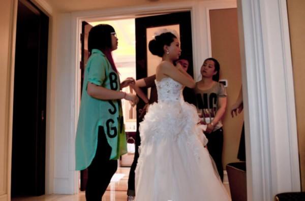 现实生活中,她嫁给了赵本山的弟子王龙,王龙比蒋依杉小三岁,他是赵