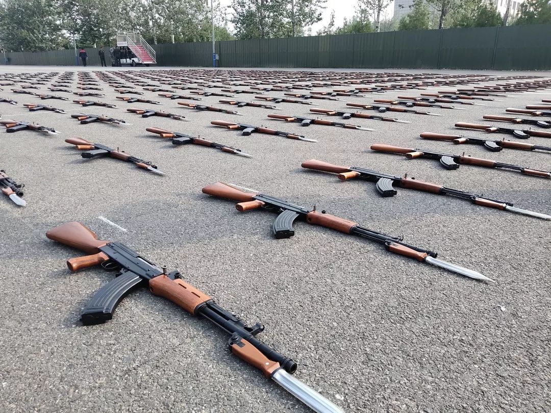 肿了 手起水泡了 腿拉伤了都感觉是小伤 没什么大不了的"别人都在坚持