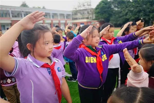 学校新闻成都市温江区迪恩捷美语学校举行庆祝中国少年先锋队建队70