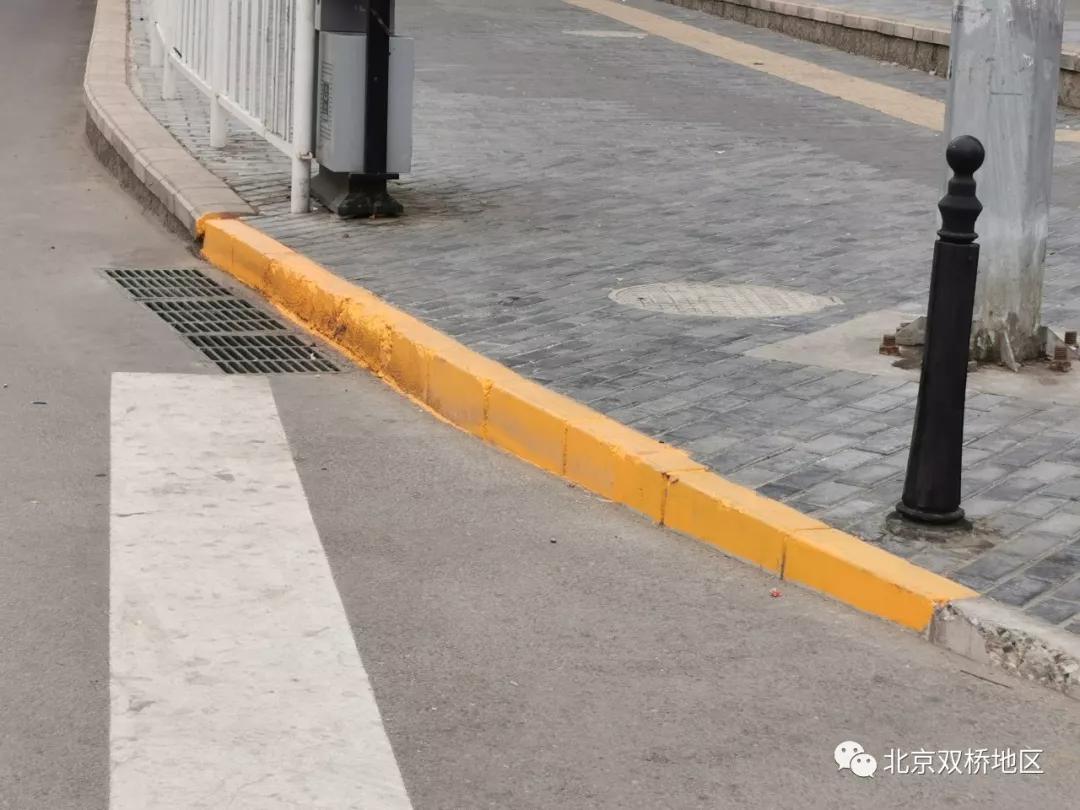 91双桥路与通惠河南巡河路的交叉路口四周都布满了黄实线.