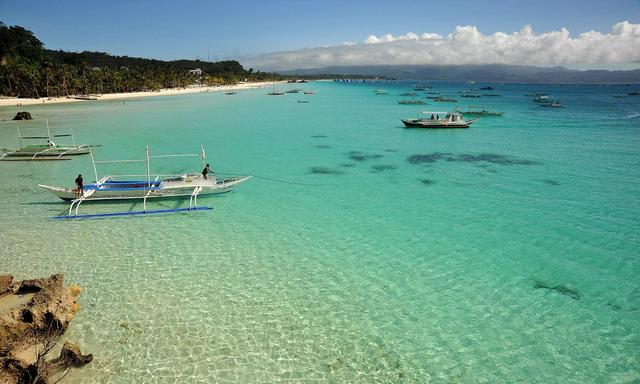 台湾省隔海相望,南面和西南隔苏拉威西海,巴拉巴克海峡与印度尼西亚