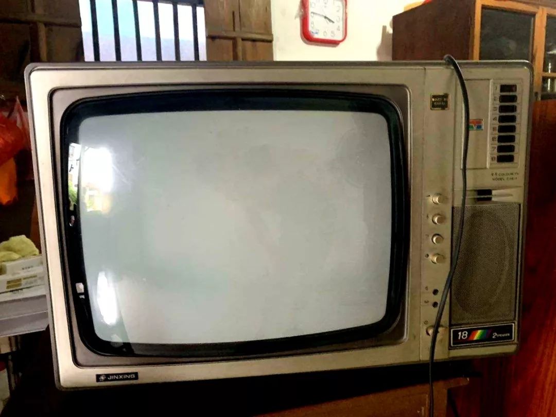 在上世纪末期,我们家中的电视机还都是那种"大脑袋"的显像管电视机