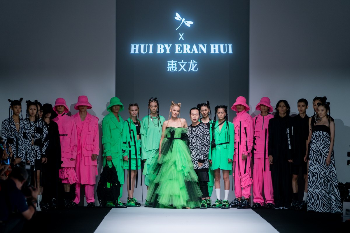 上海时装周的一抹自由异色 惠文龙双面大秀“WE”启幕