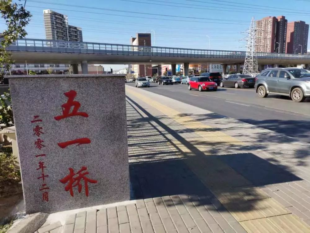 大连多条公交线调整_解放广场