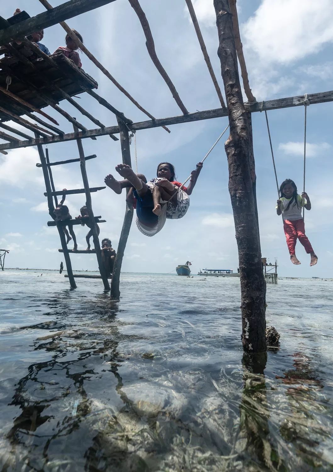 人文纪实昌兰的摄影作品海上之家巴瑶族的孩子们和他们的家供大家欣赏