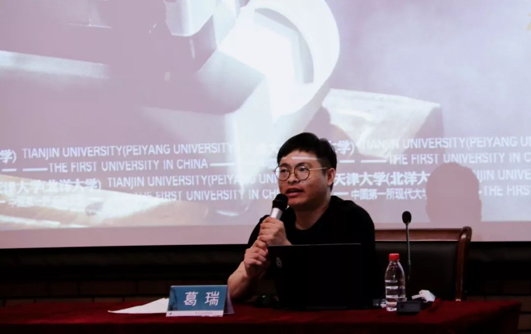 葛瑞先生向大家介绍了编剧的工作,并用"苦"字总结了自己的十年编剧