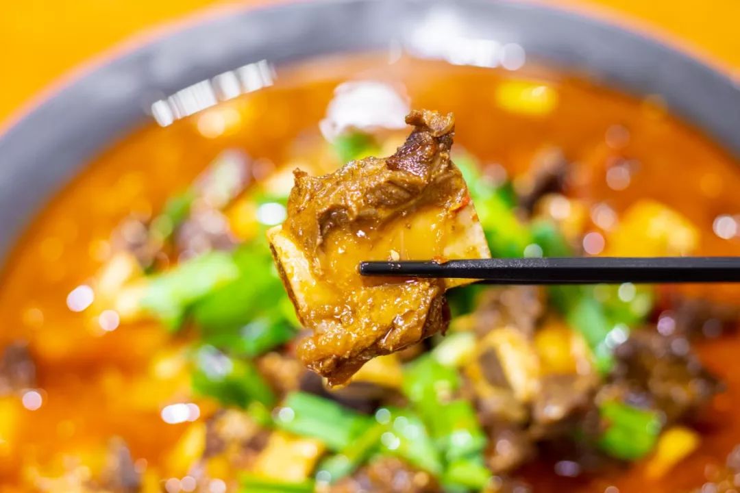 在炭火的温度下,"咕噜咕噜"冒着泡的牛排吊锅,散发出直击灵魂的香味!