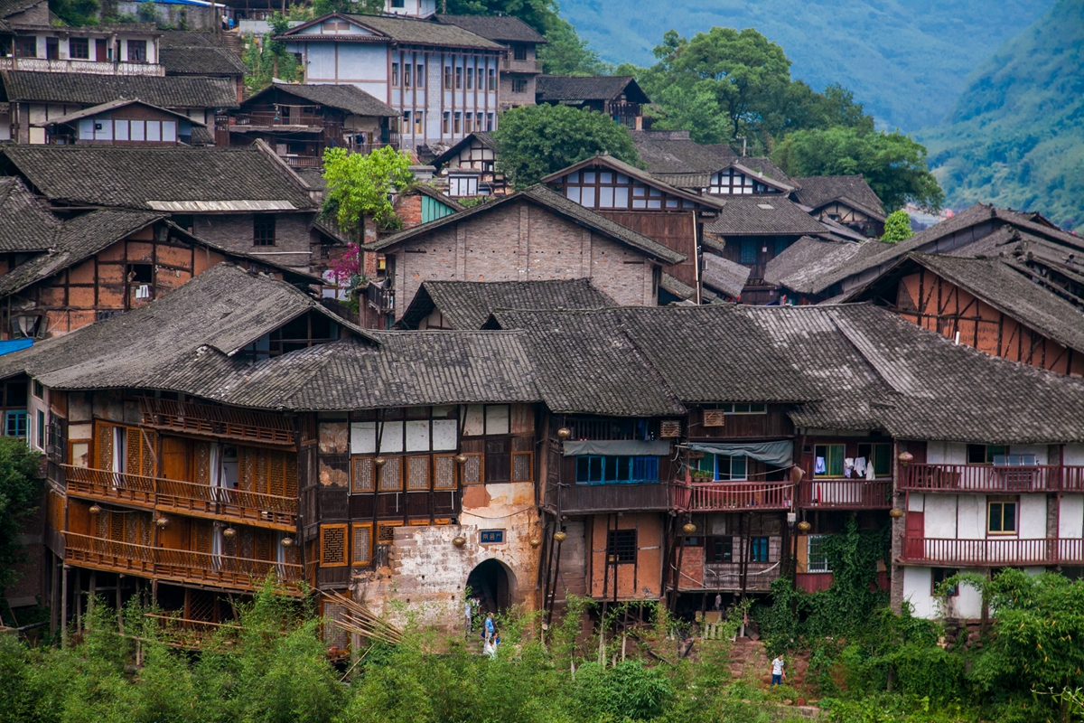 神秘的丙安古镇,吊脚楼建在悬空峭壁之上,明清建筑的活化石