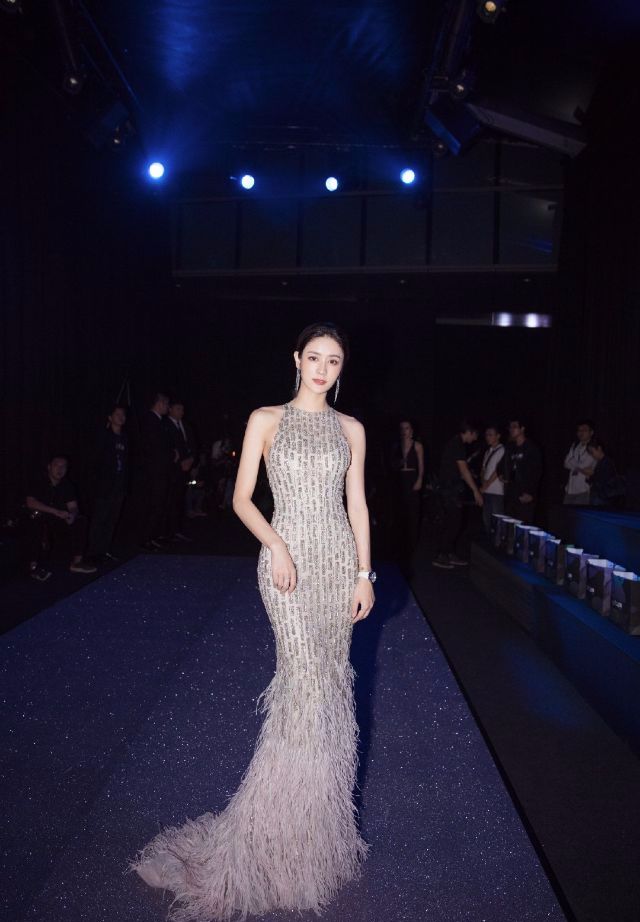 林峰女友张馨月现身时装周五官神似阿娇身材比吴千语要好