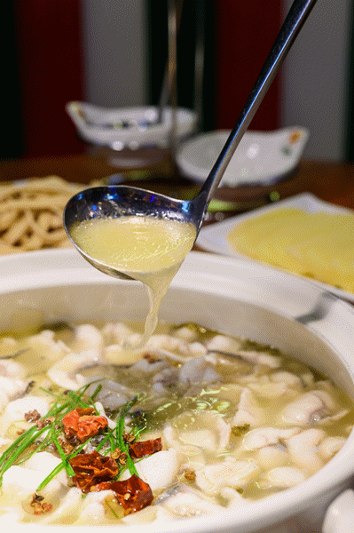 的酸香~看看这汤汁儿啊~第一重要就是吃酸菜鱼~因为这是酸菜鱼火锅呀!