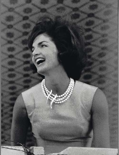 第一夫人杰奎琳肯尼享年65岁2次失败婚姻却把珍珠戴成经典