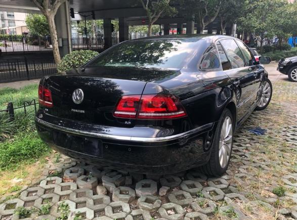 老板收来一辆12年的二手大众辉腾晒朋友圈后朋友纷纷刷屏问详情