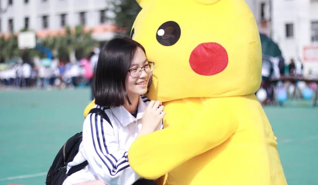 13,汕头市聿怀中学聿怀中学校服是最具特色的校服以红色为主,黑色裤子