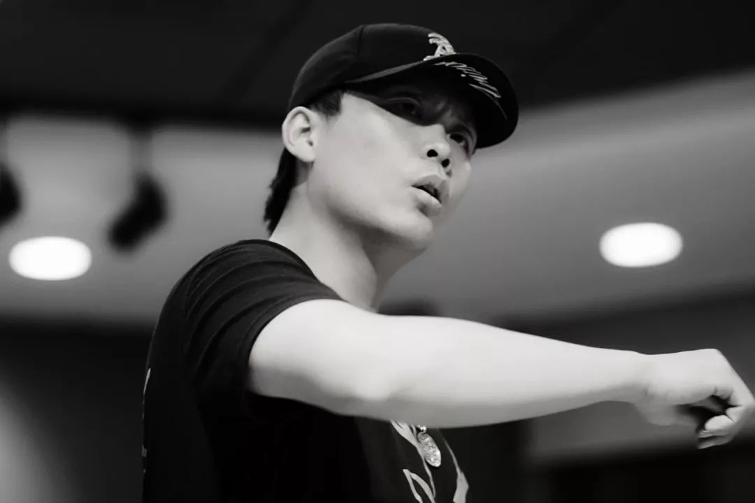 大奔老师曾被受邀安徽卫视,浙江卫视,广东卫视,央视,北京卫视做客舞蹈