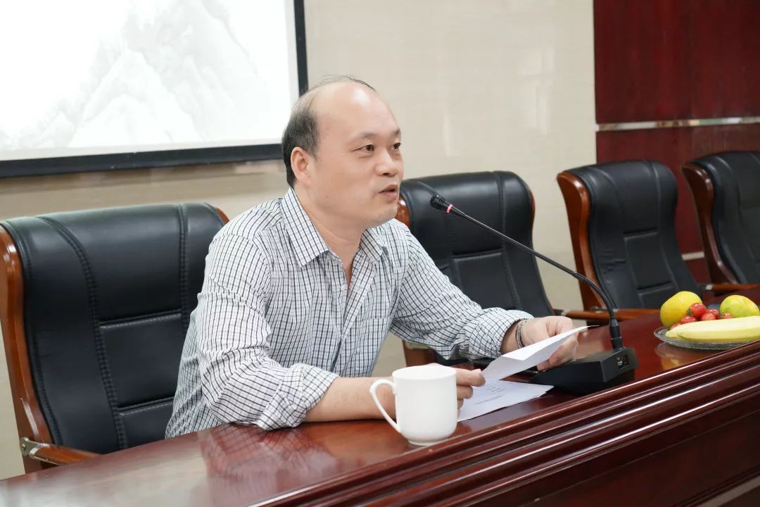 校长陈联国,党委书记,副校长王栋樑,以及其他在家校领导出