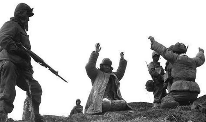 他们用滚石和手榴弹,一举干掉了12个敌人,剩下19个人也都举手投降,高
