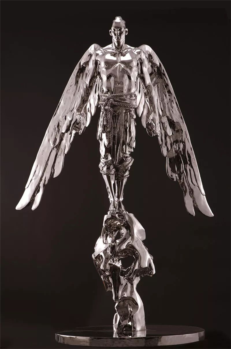 雷凌云志鹿此次太庙展览,任哲想要呈现的是:"在纸醉金迷,物质至上的