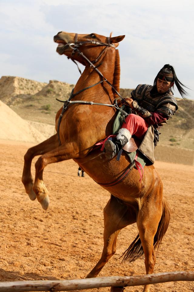 战马嘶吼,兵器相击,宏大的马战场景将我们带入时空隧道,去感受"铁马
