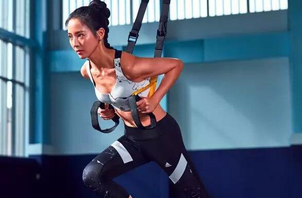 常年健身果然不一般,张钧甯这个舒展肩颈的动作谁能够完美还原?