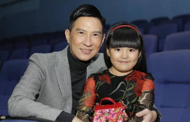 52岁张家辉近照,隐藏了13年女儿,原来是我们熟悉的她_张童