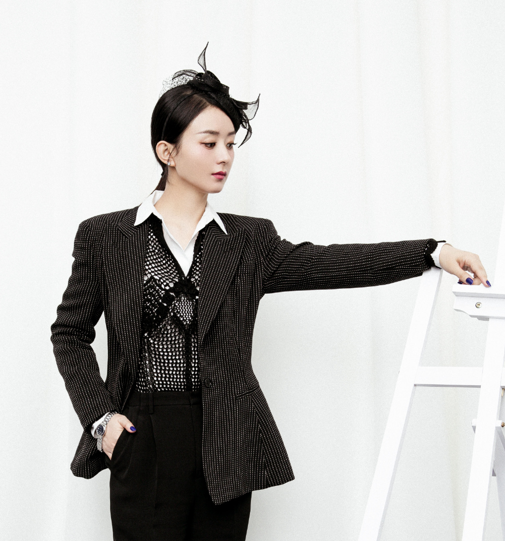 赵丽颖亮相马术大师赛美妈越来越温婉头戴复古网纱礼帽成亮点