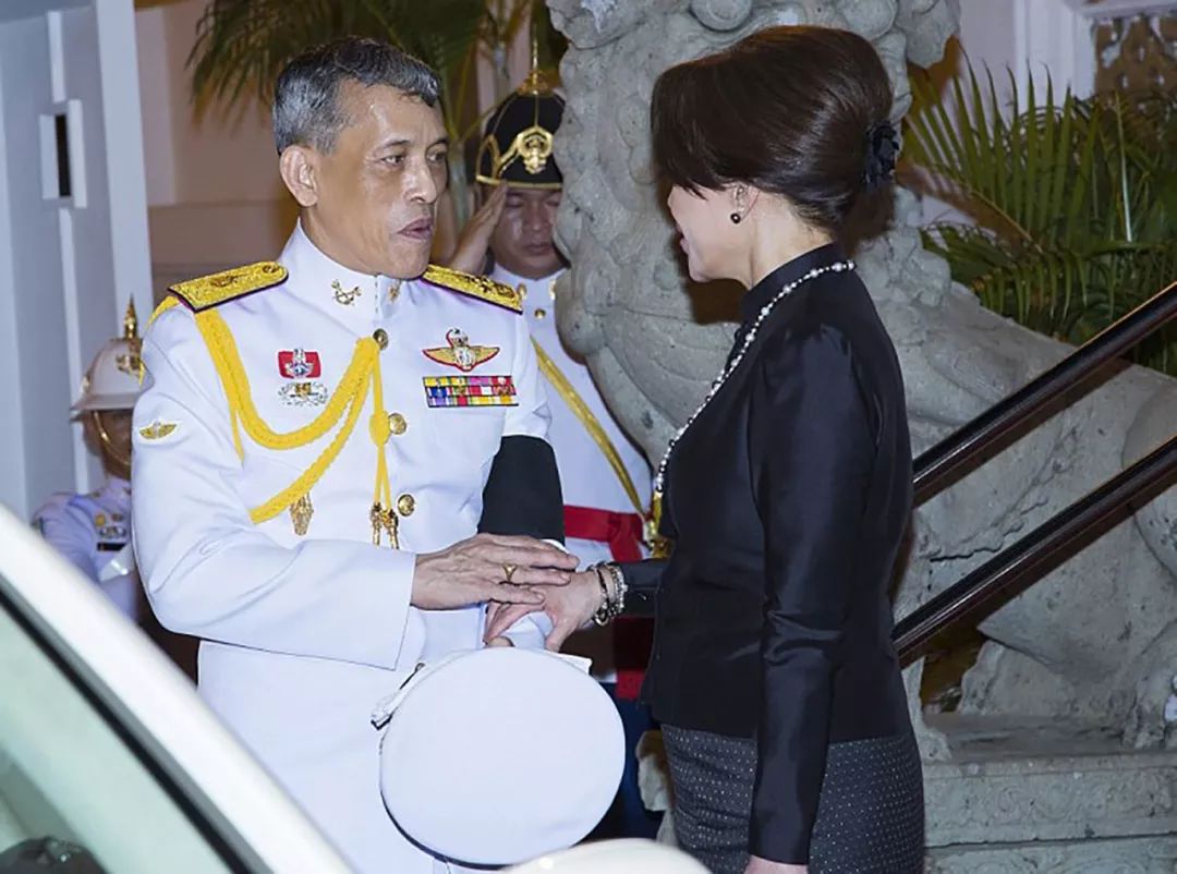 泰国国王拥抱乌汶叻公主,67岁君主在大姐怀里像孩子_拉隆