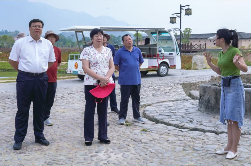 备战全省旅发大会龙南区县党政考察团一天赴两县考察学习