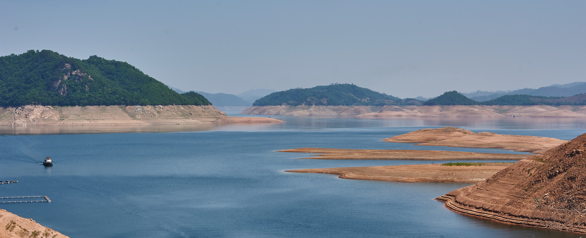 我国东北最大的水库是鸭绿江国家级风景名胜区的组成部分之一