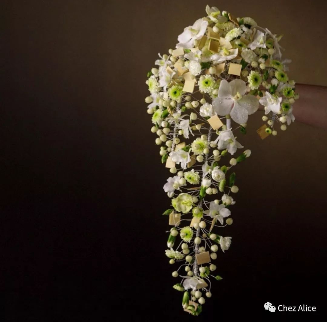 如酒店大堂,公司前台,餐厅装饰等,比起普通的插花,架构花艺更能让花艺