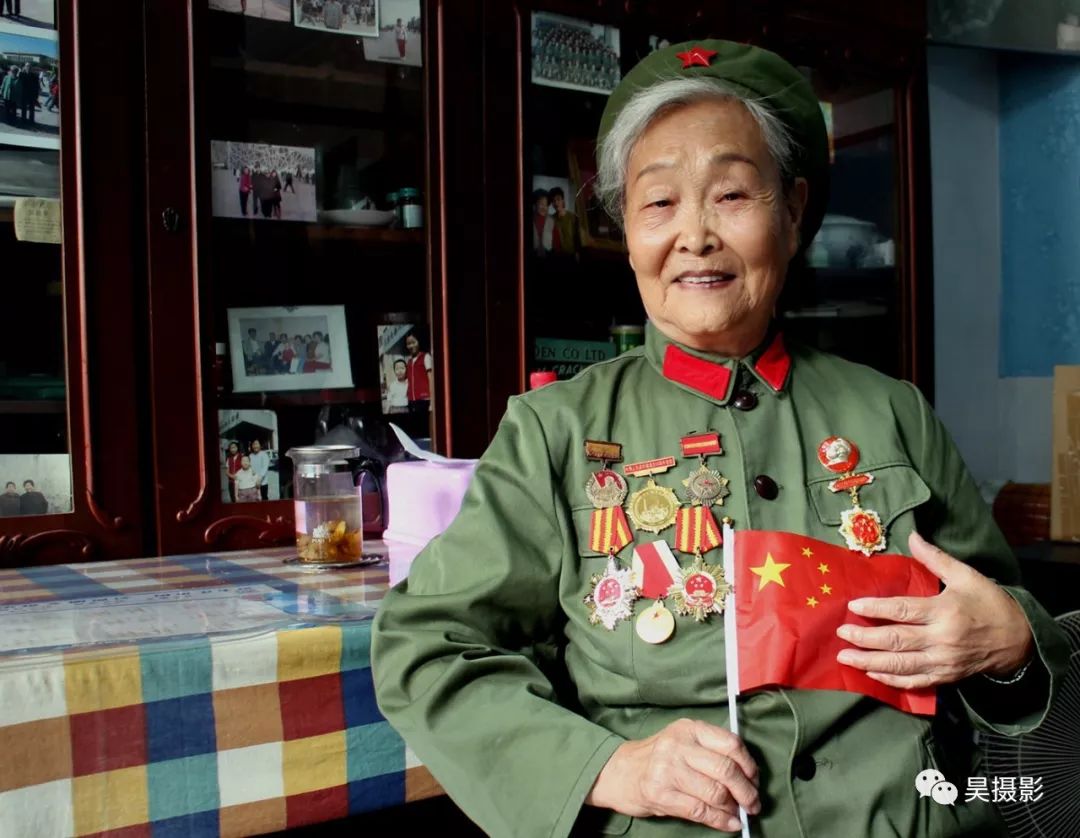 国旗在我心中向这些革命老妈妈致敬