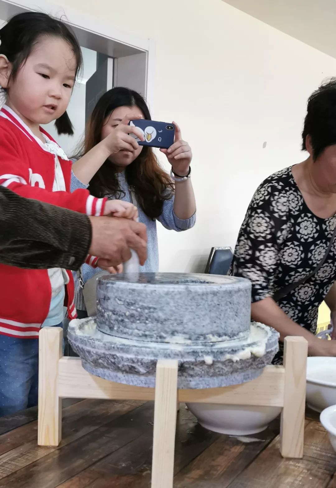 石磨磨黃豆,要喝到濃郁可口的豆漿,很有講究,黃豆首先要浸泡一夜(泡開