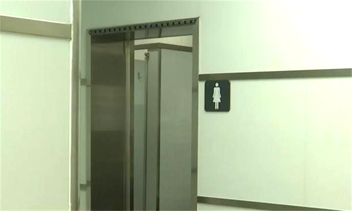 地铁男性安检员进女厕偷拍,警方:属实,治安拘留5天_厕所