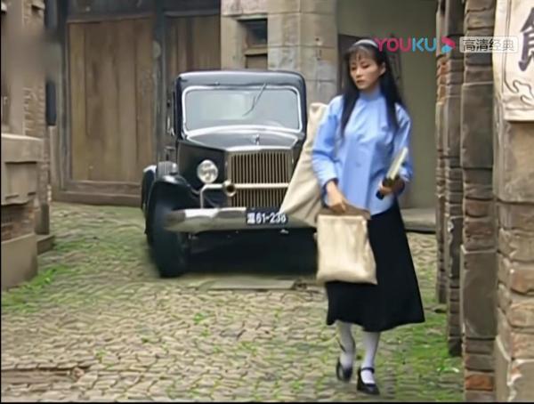 气质美人方瑜在《情深深雨蒙蒙》中的穿搭大赏_衣服